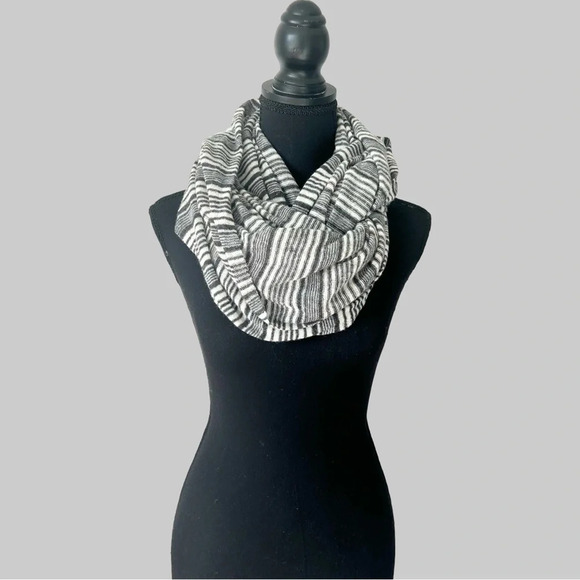 Club Monaco Alpaca Wool Blend Italian Yarn Soft Striped Infinity Scarf - Picture 2 of 9